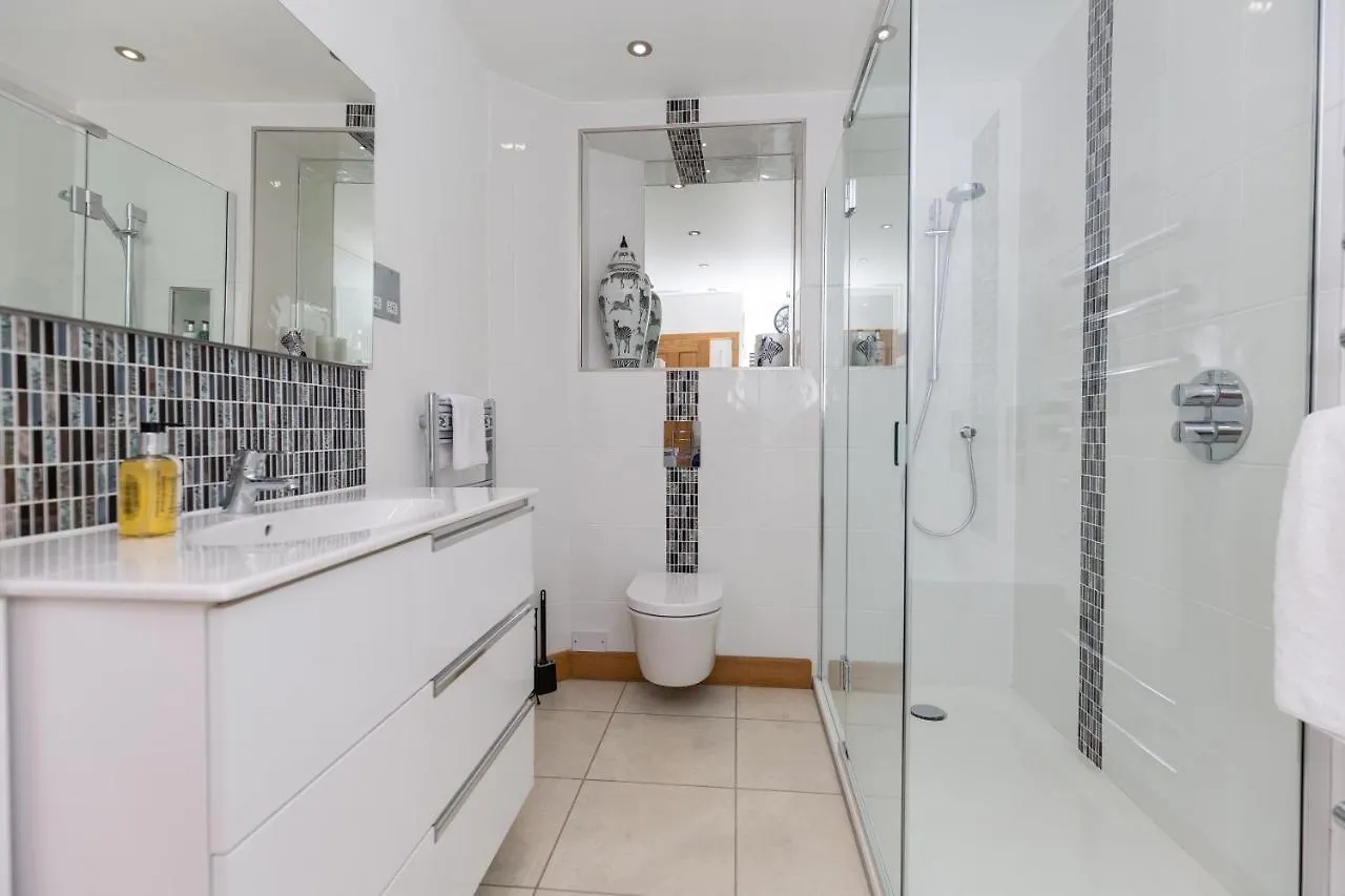17 Rodney Road - Luxury Apartments Cheltenham