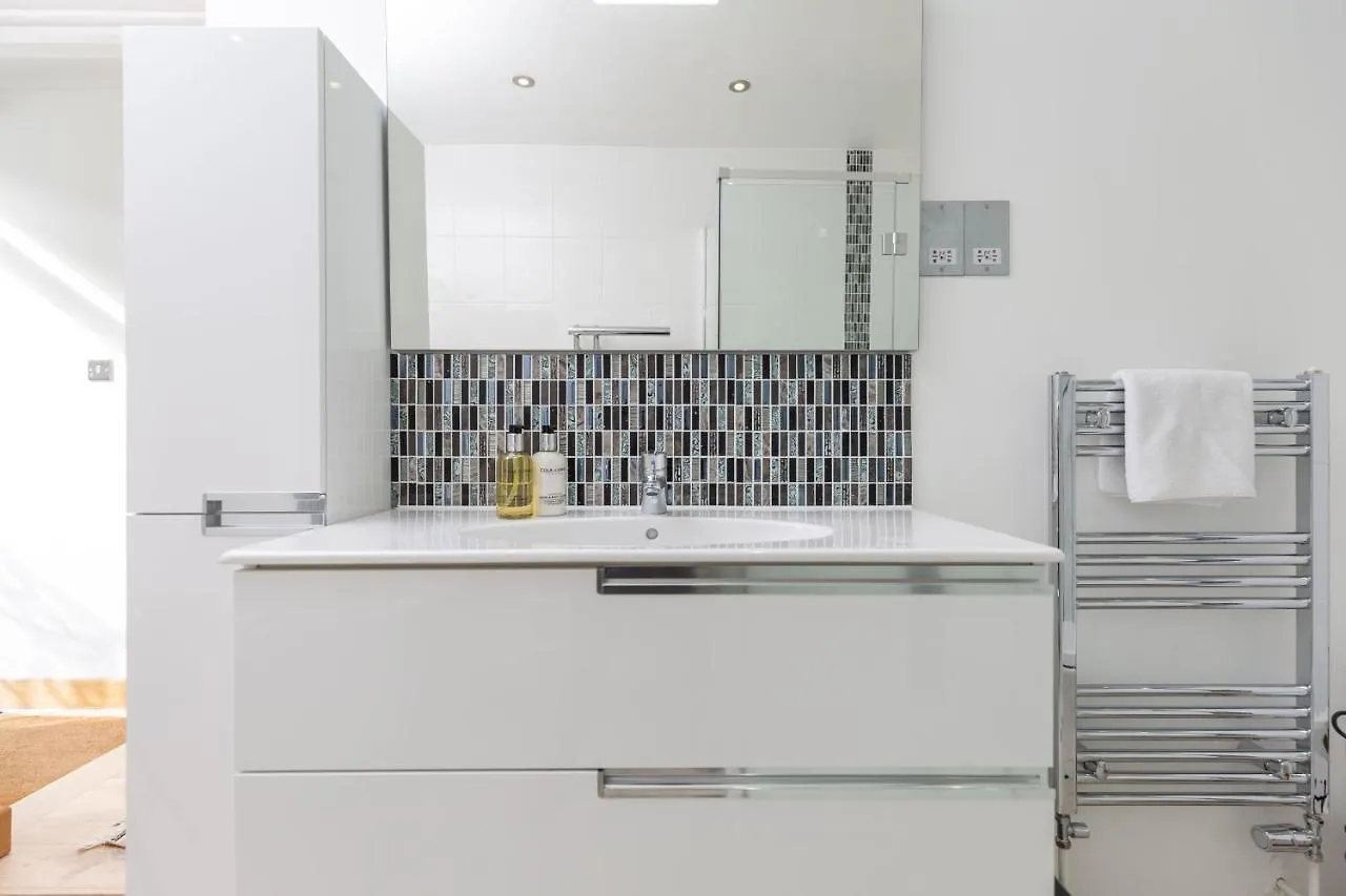 17 Rodney Road - Luxury Apartments Cheltenham