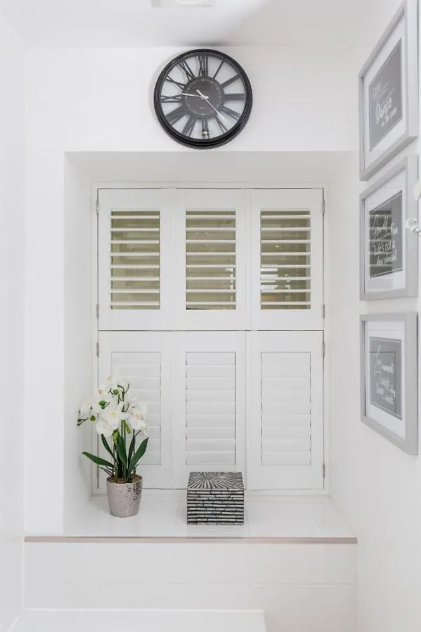17 Rodney Road - Luxury Apartments Cheltenham