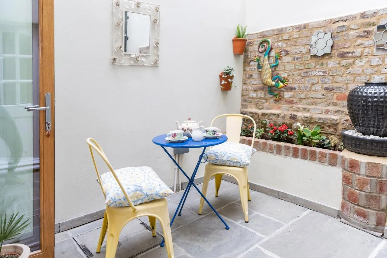 17 Rodney Road - Luxury Apartments Cheltenham